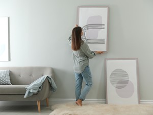 huis inrichten low budget vrouw schilderij bank