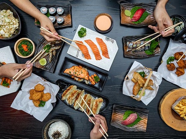 Tafel sushi handen eetstokjes