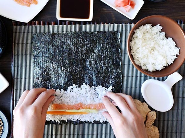 Sushi maken nori rijst sesam zalm
