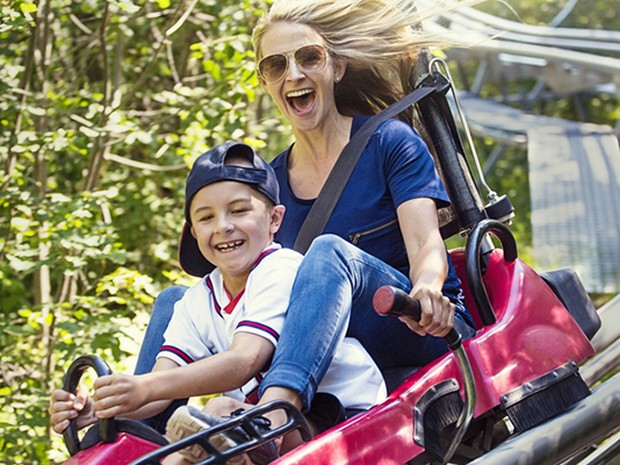 Vrouw met kind in pretpark