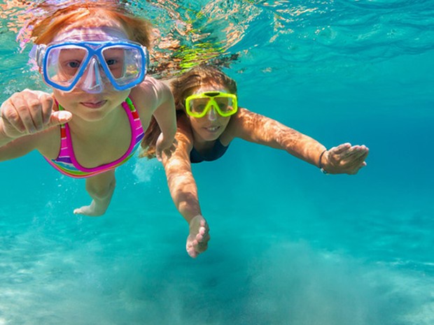 Meisje en vrouw snorkelen in de zee