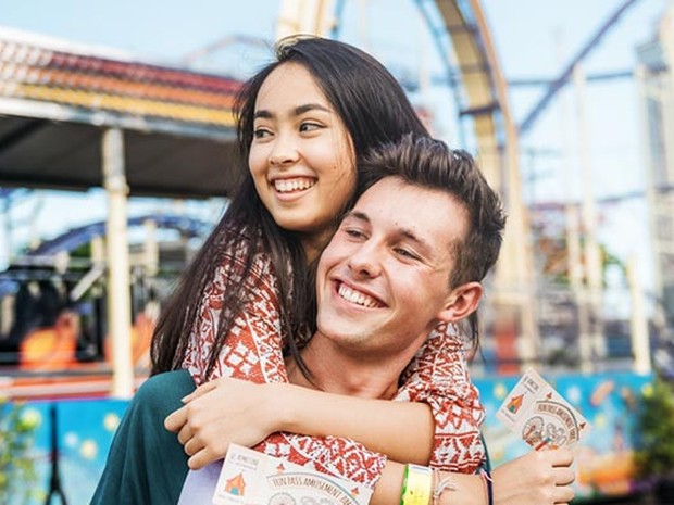 Pretpark achtbaan stel ticket