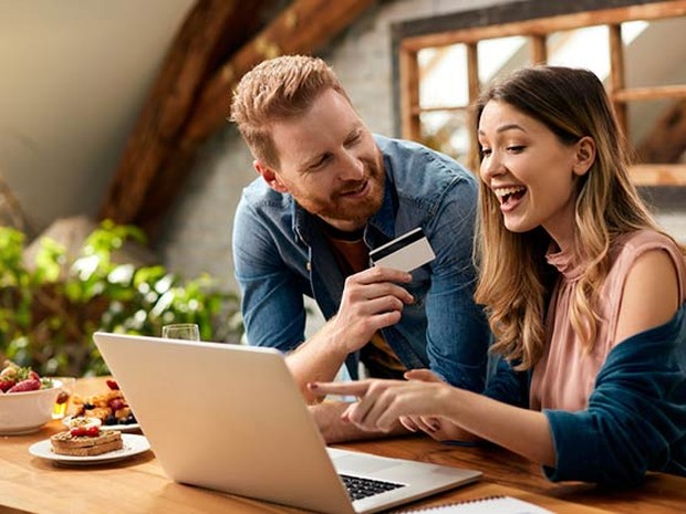 man en vrouw aan het online winkelen met credit card
