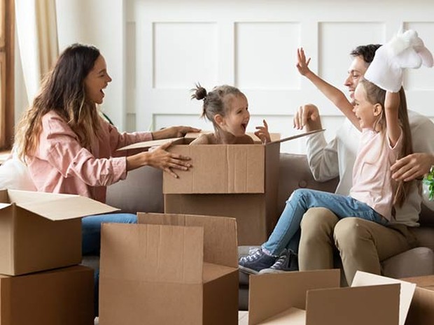 familie met kinderen doet pakketten open