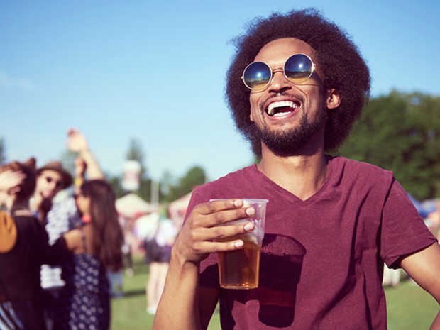 Festival man bier dansen zonnebril