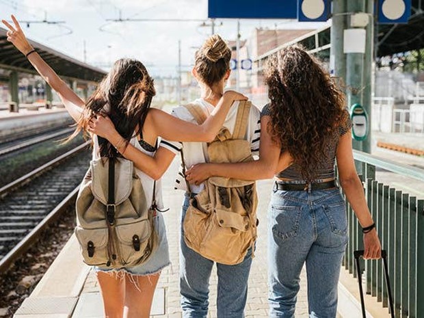 Drie vriendinnen op een treinstation