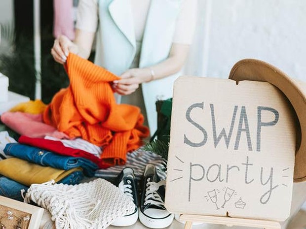 Iemand shopt kleding tijdens een swap party