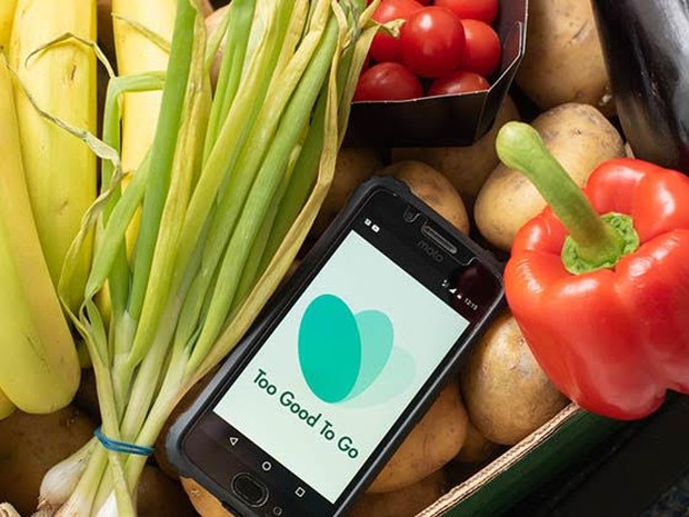 Een kist met fruit en mobiel met Too Good to Go app