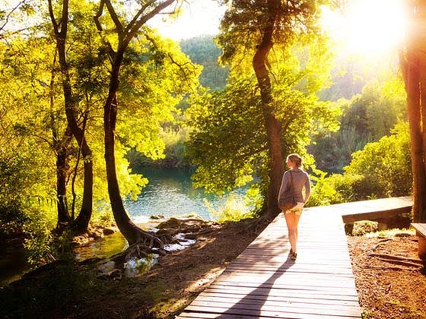 Wandelende vrouw in de natuur