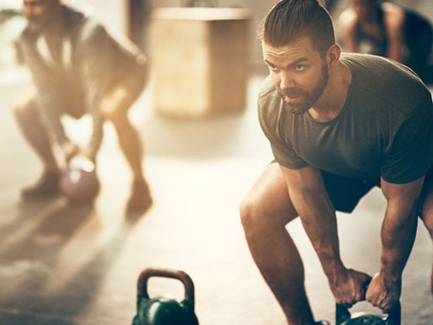 Man met kettlebell