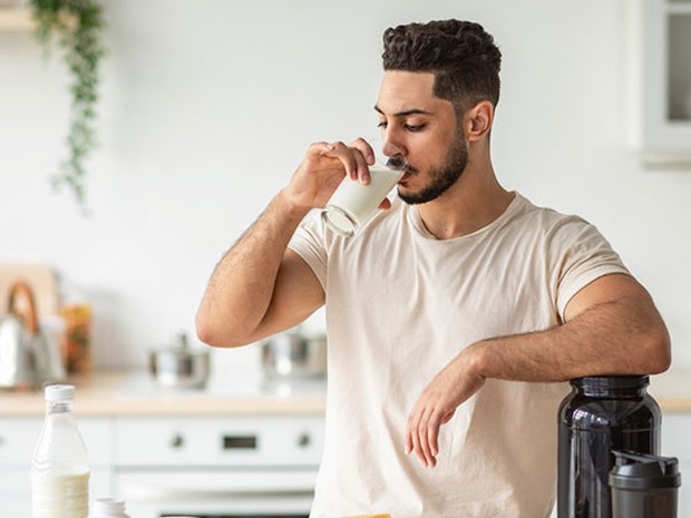 Man drink eiwitshake