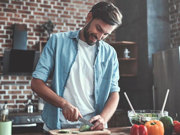 Man is aan het koken