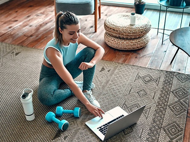Vrouw doet een thuis workout