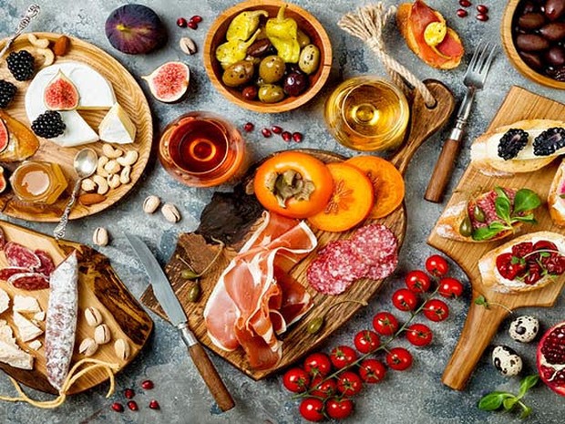 Tafel vol met goedkope borrelhapjes