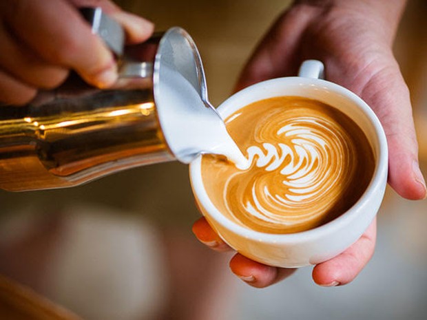 Persoon maakt latte art