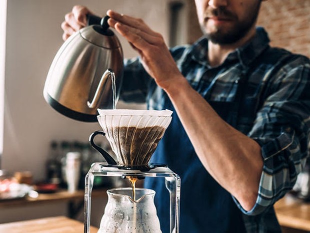 Man zet filterkoffie