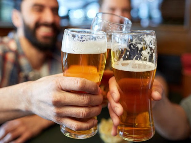 Vrienden proosten met bier
