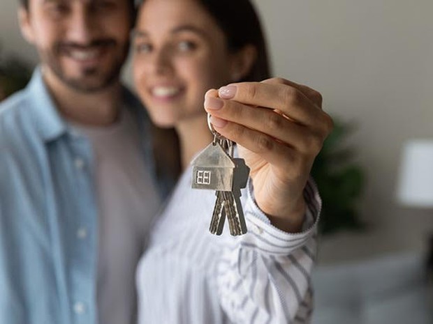 Man en vrouw gaan verhuizen