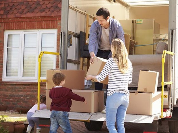 Gezin haalt dozen uit verhuiswagen