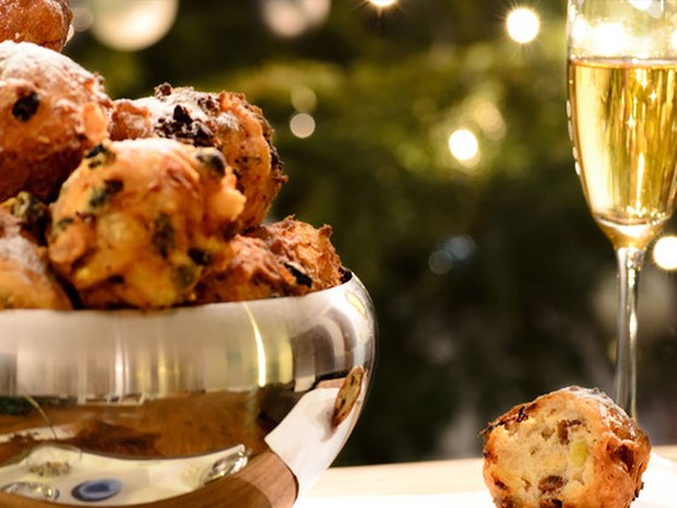 Oliebollen in een schaal en een glaasje met champagne