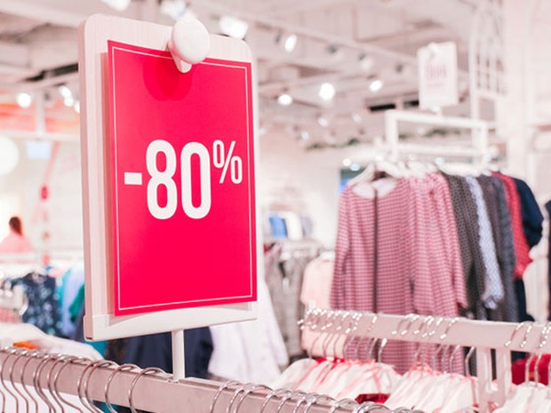 Kledingwinkel met een 80% korting pamflet