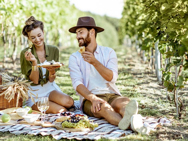 Een stelletje dat aan het picknicken is in de natuur