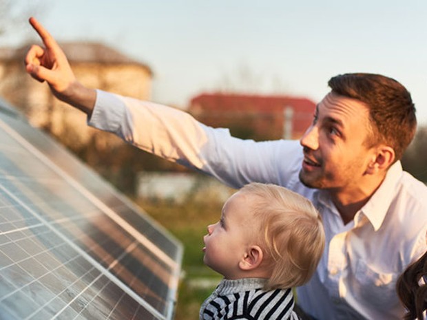 Zonnepanelen familie vader moeder kind huis