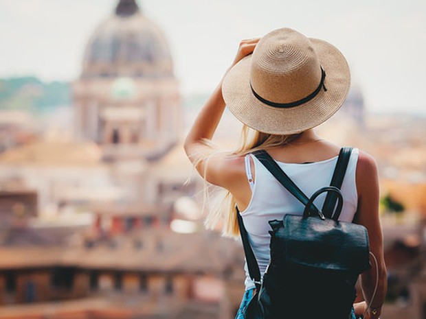 traveling woman sightseeing city