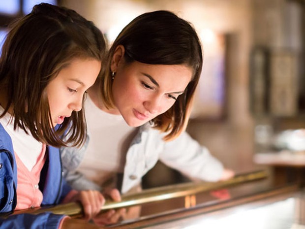 Moeder en dochter in het museum