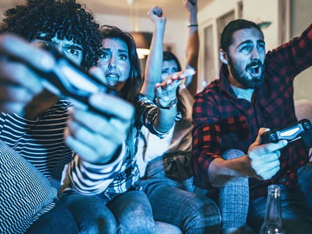 Vier mensen aan het gamen