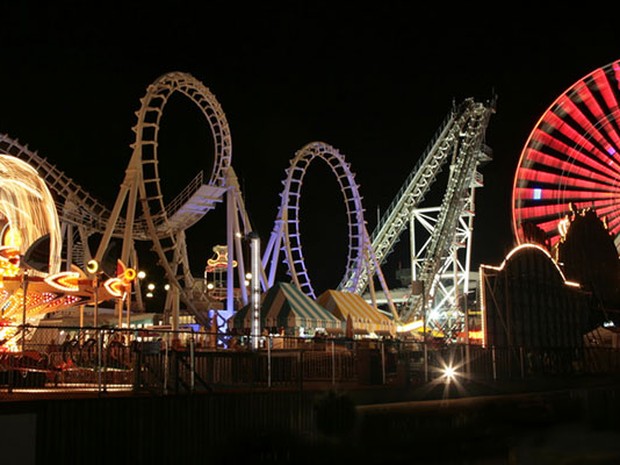 Avod nacht pretpark reuzenrad achtbaan