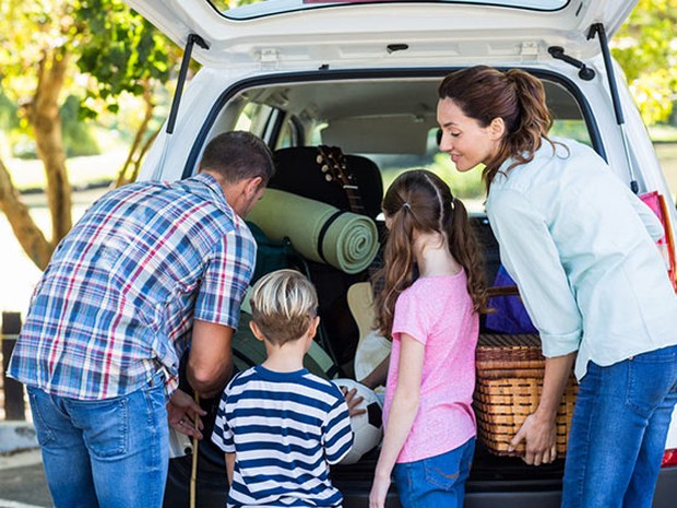 Gezin pakt auto in voor vakantie