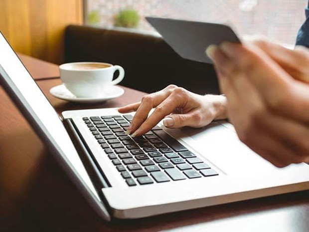 Iemand die een betaling doet achter de laptop