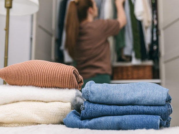 Vrouw zoekt kledingkast uit