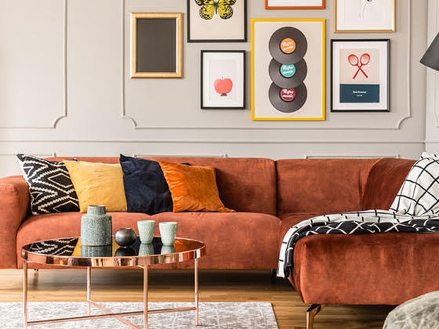 bank met ingelijste posters erboven