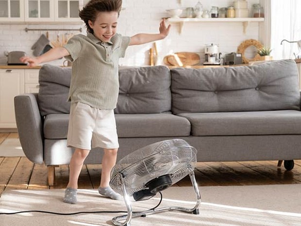 Kind staat voor een ventilator