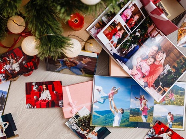 fotoboek en foto's onder kerstboom