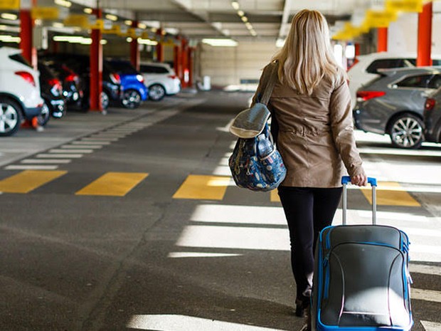 Vrouw met koffer in parkeergarage