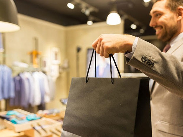 Man koopt kleding in winkel