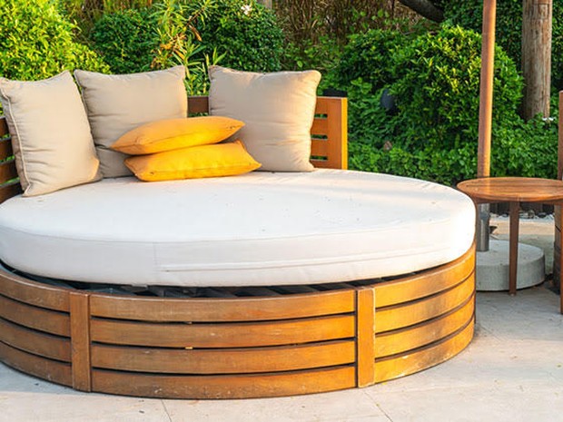 ovalen houten loungebank met kussens