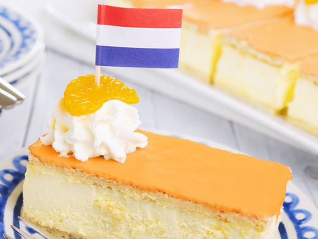 Oranje tompouce op een delfts blauw schoteltje