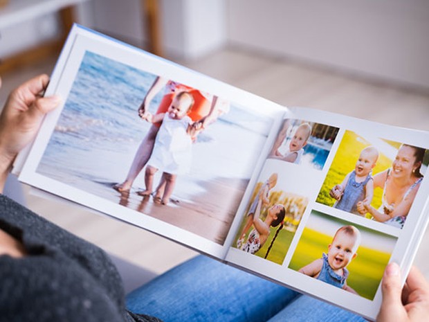 Vrouw fotoboek vakantiefoto's