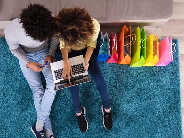 Stel bestelt online op laptop