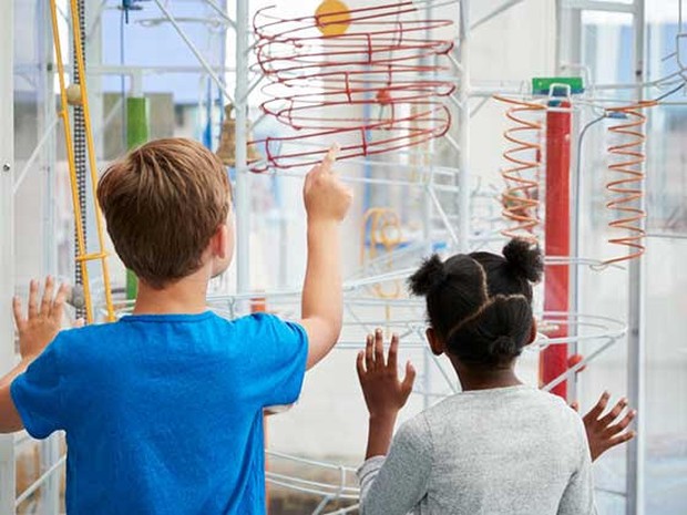 Jongen en meisje in wetenschapsmuseum