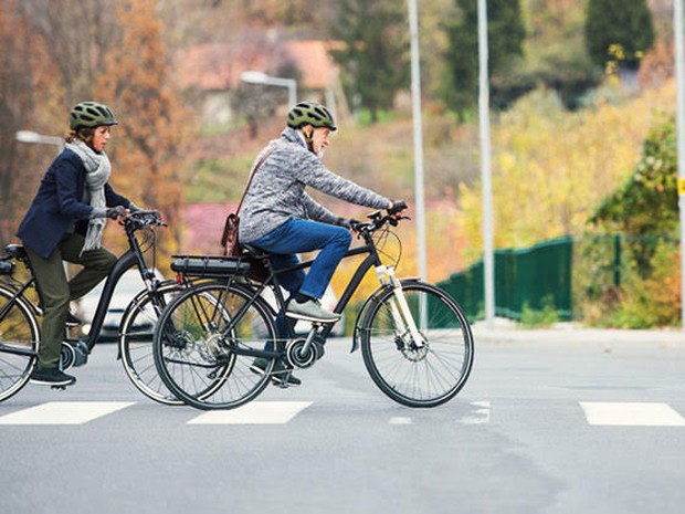 Een senior echtpaar fietsend op hun e-bike