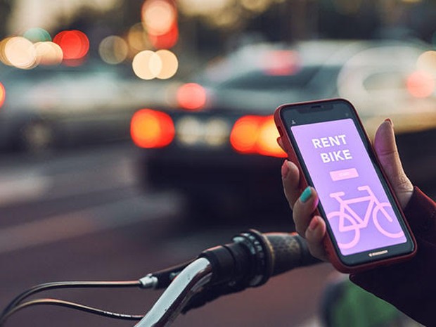 Een mobieltje met een app om een fiets te huren besparen e-bikes