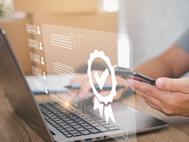 Iemand die achter de laptop kijkt naar garantie, service en ervaringen