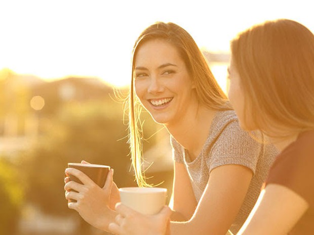 Twee vrouwen die buitenshuis aan het praten zijn met elkaar