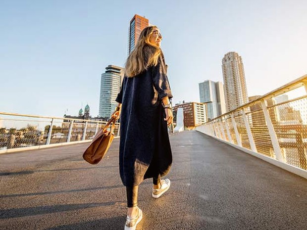 Een vrouw die over een brug in Rotterdam loopt