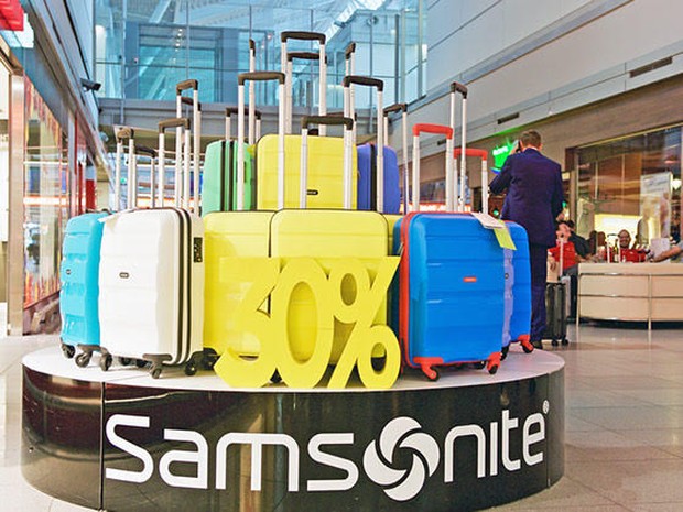 Afgeprijsde Samsonite koffers in een etalage